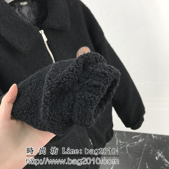 FENDI芬迪 18ss秋冬 搖粒絨大字母貼布繡 寬鬆版 棉服外套 背後品牌字母刺繡圖案 男女同款 ydi2568